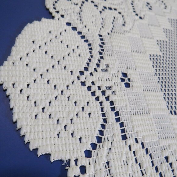 Heritage Lace "Folk Heart" Cream Doily #2 Table Centerpiece Dresser Scarf - Picture 7 of 10